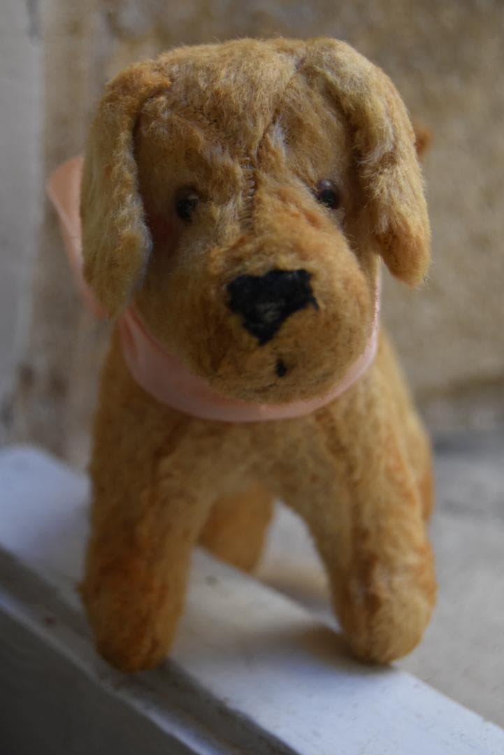 ピンクのリボン　1930年　可愛い小さな犬のぬいぐるみ　藁　フランスアンティーク