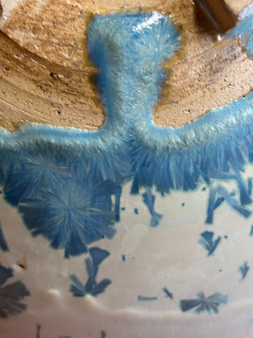 やまちゃん河井寛次郎作青白藁灰釉結晶文八寸三ツ足高台鉢　検水面に降った初雪