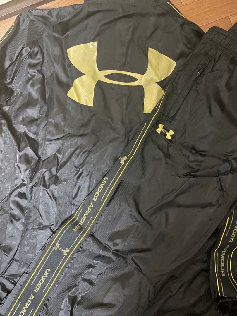 Under Armour ウインドブレーカー上下セット ブラック/ゴールド　XL