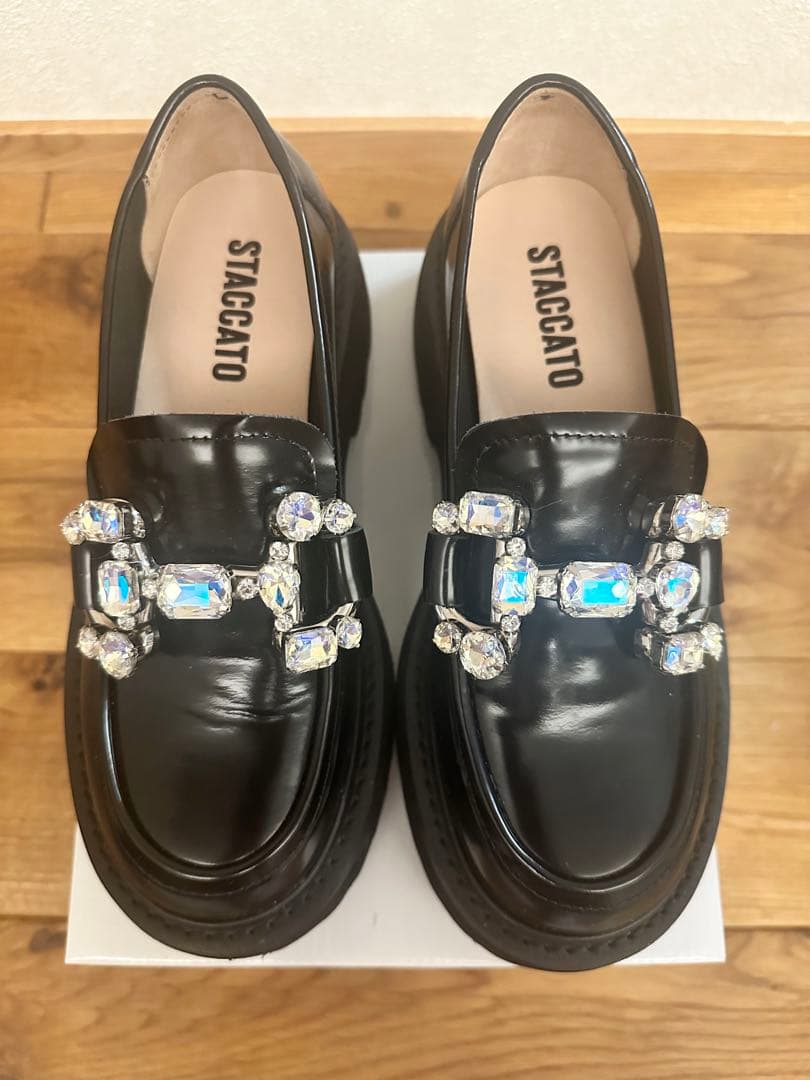 スタッカート　ビジュー付き　ローファー