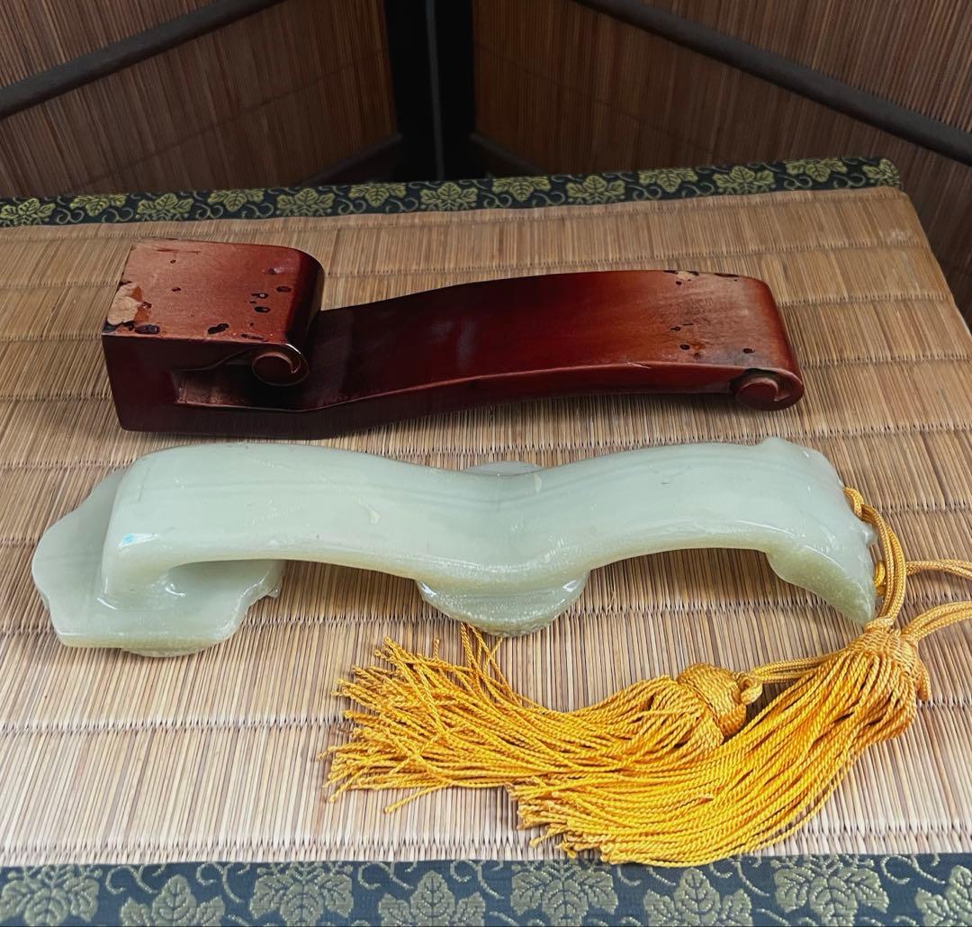 古翡翠 緑砡石 龍蝙蝠刻 如意 台座付き