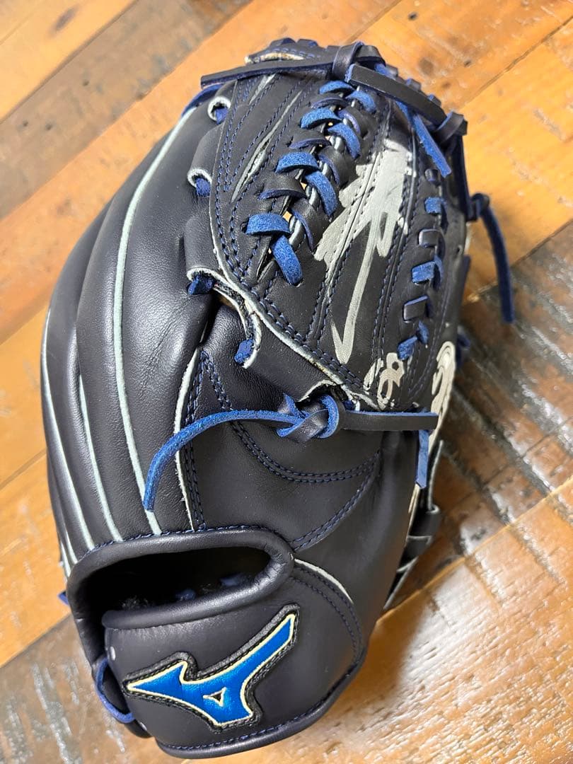 横浜denaベイスターズ　三浦大輔監督サイン入り グローブ