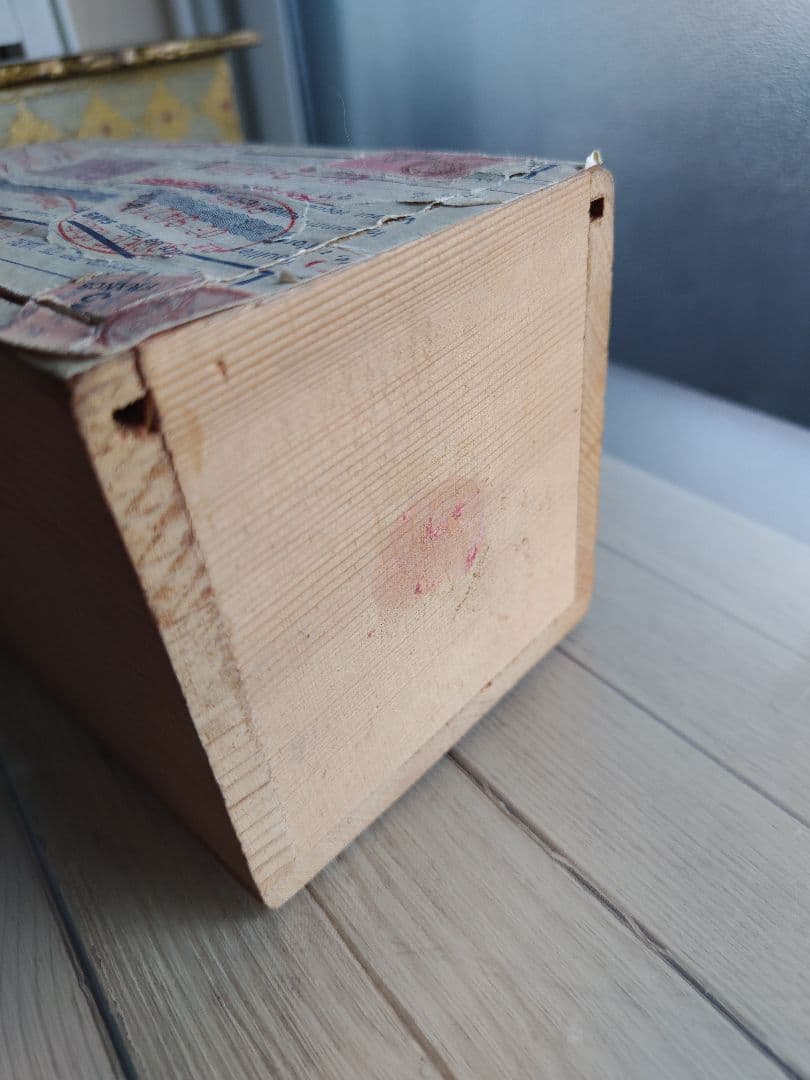 フランスの古い切手付き木製箱