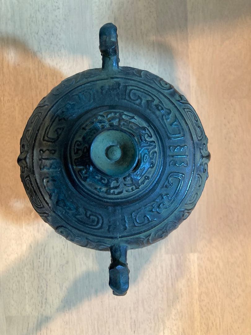 青銅製彫刻模様の壺