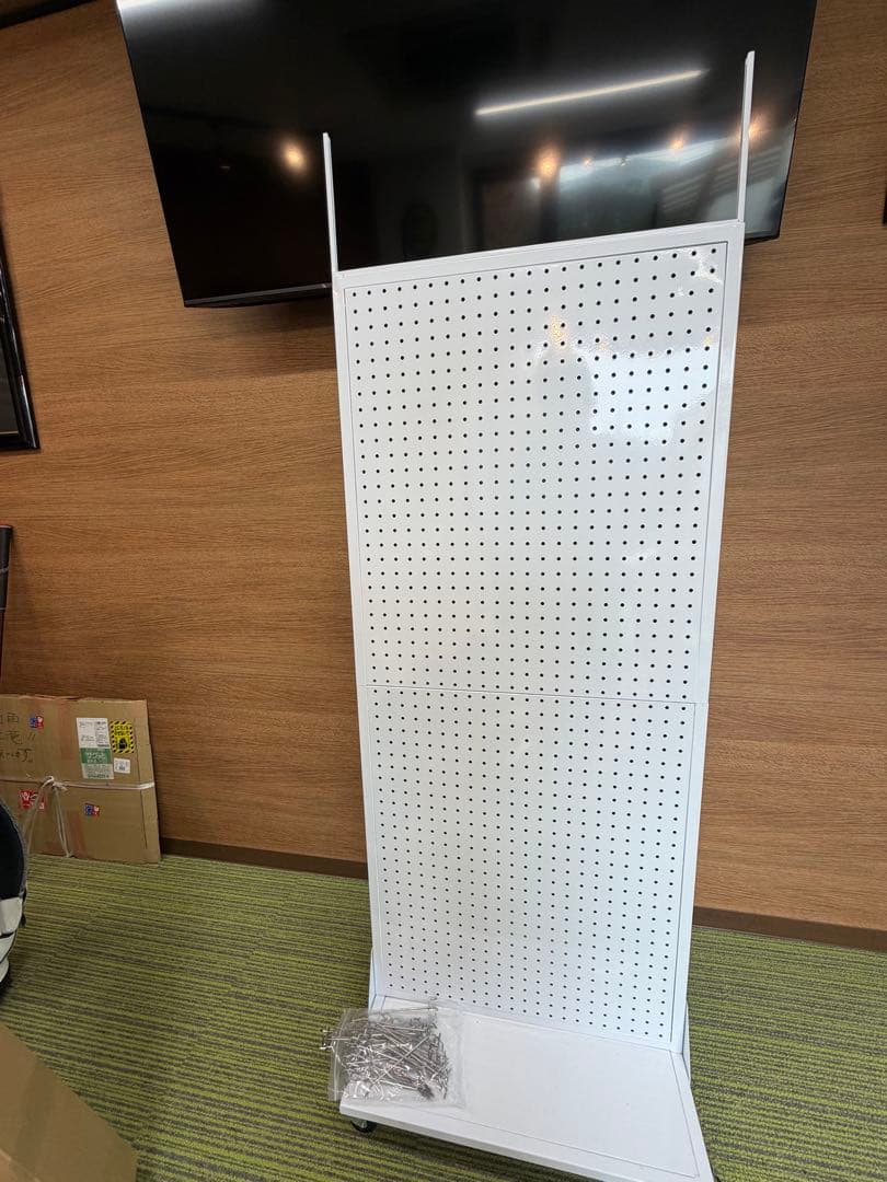 パンチングパネル両面ディスプレイラック、30個のフックとキャスター付き、ホワイト