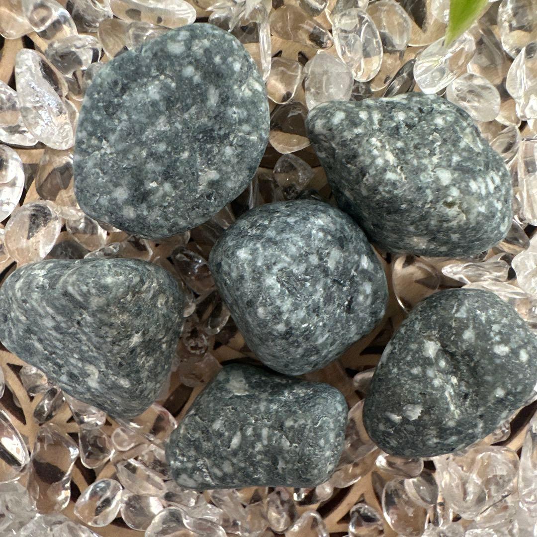 【自然の丸み 遠野霊石】 にぎり石6個｜6つそろって生まれるコロコロ波動