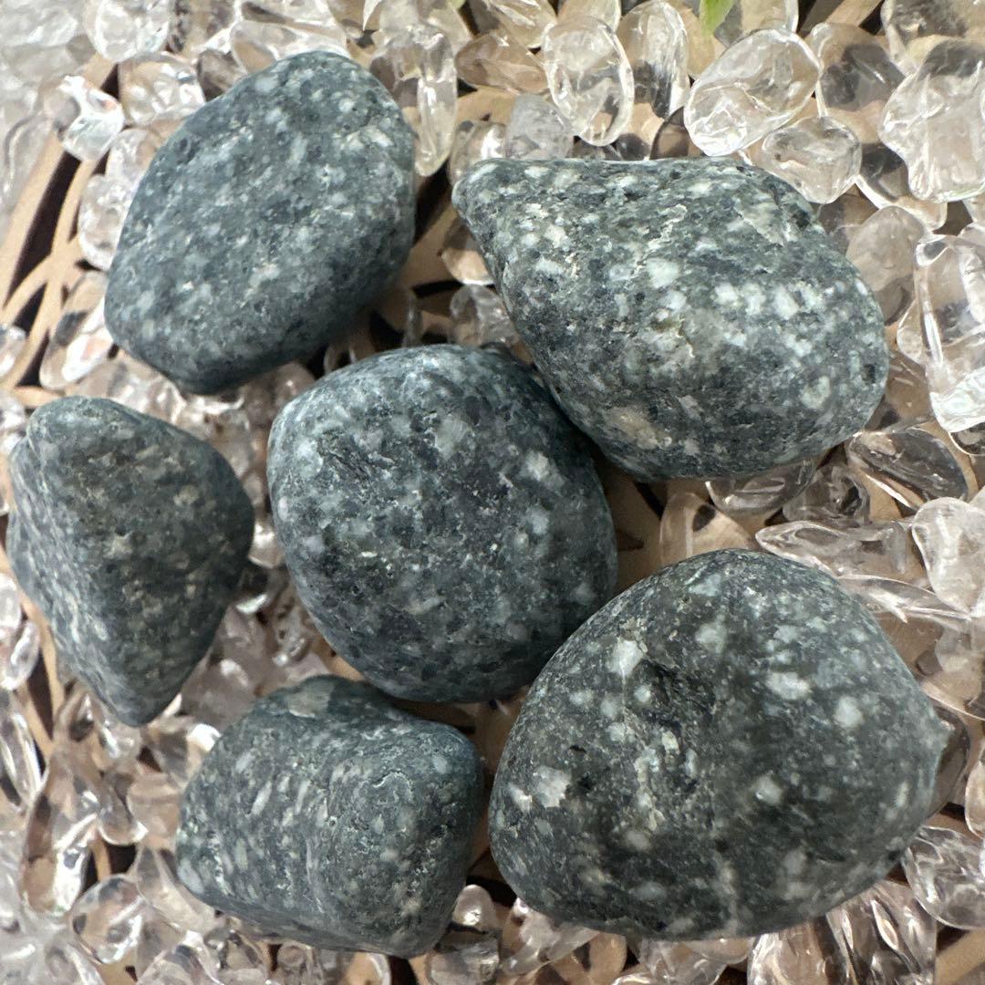 【自然の丸み 遠野霊石】 にぎり石6個｜6つそろって生まれるコロコロ波動