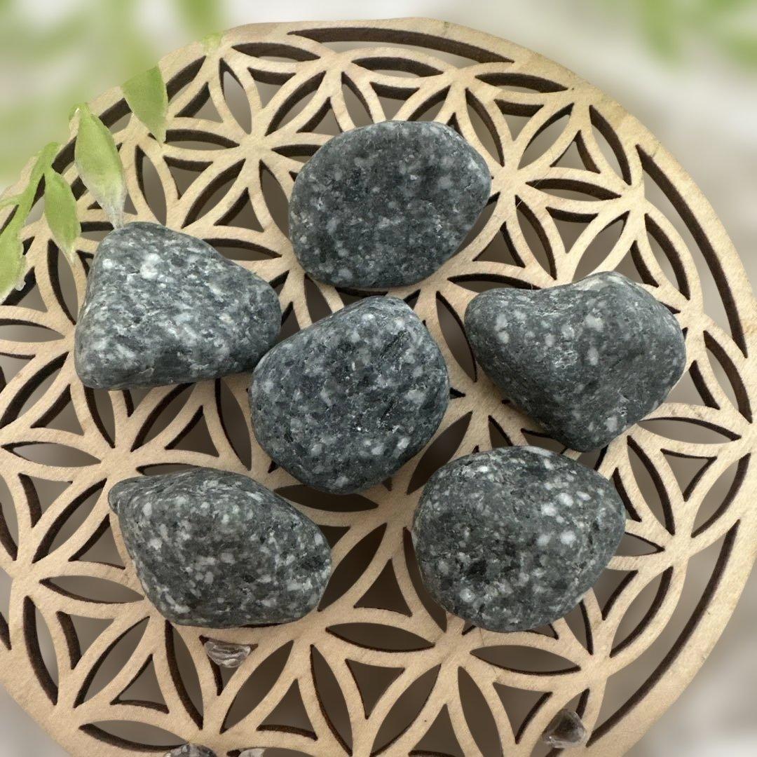 【自然の丸み 遠野霊石】 にぎり石6個｜6つそろって生まれるコロコロ波動