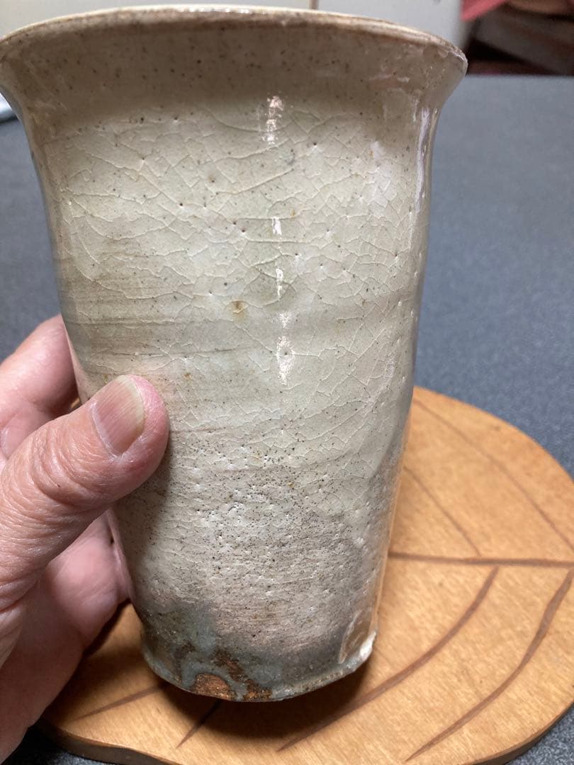 粉引花入　吉田善彦作荒川豊蔵の推薦手紙コピーがついています。