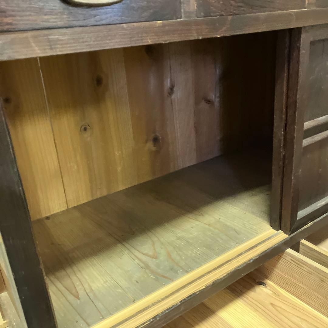 「組子細工のガラス入り引き戸」のある大正〜昭和時代のレトロな水屋箪笥