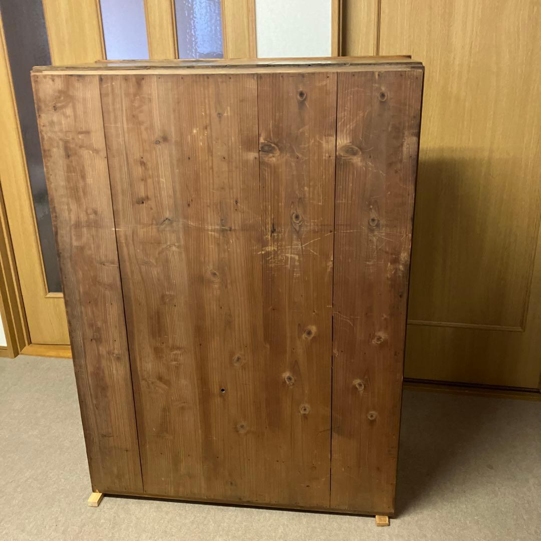 「組子細工のガラス入り引き戸」のある大正〜昭和時代のレトロな水屋箪笥