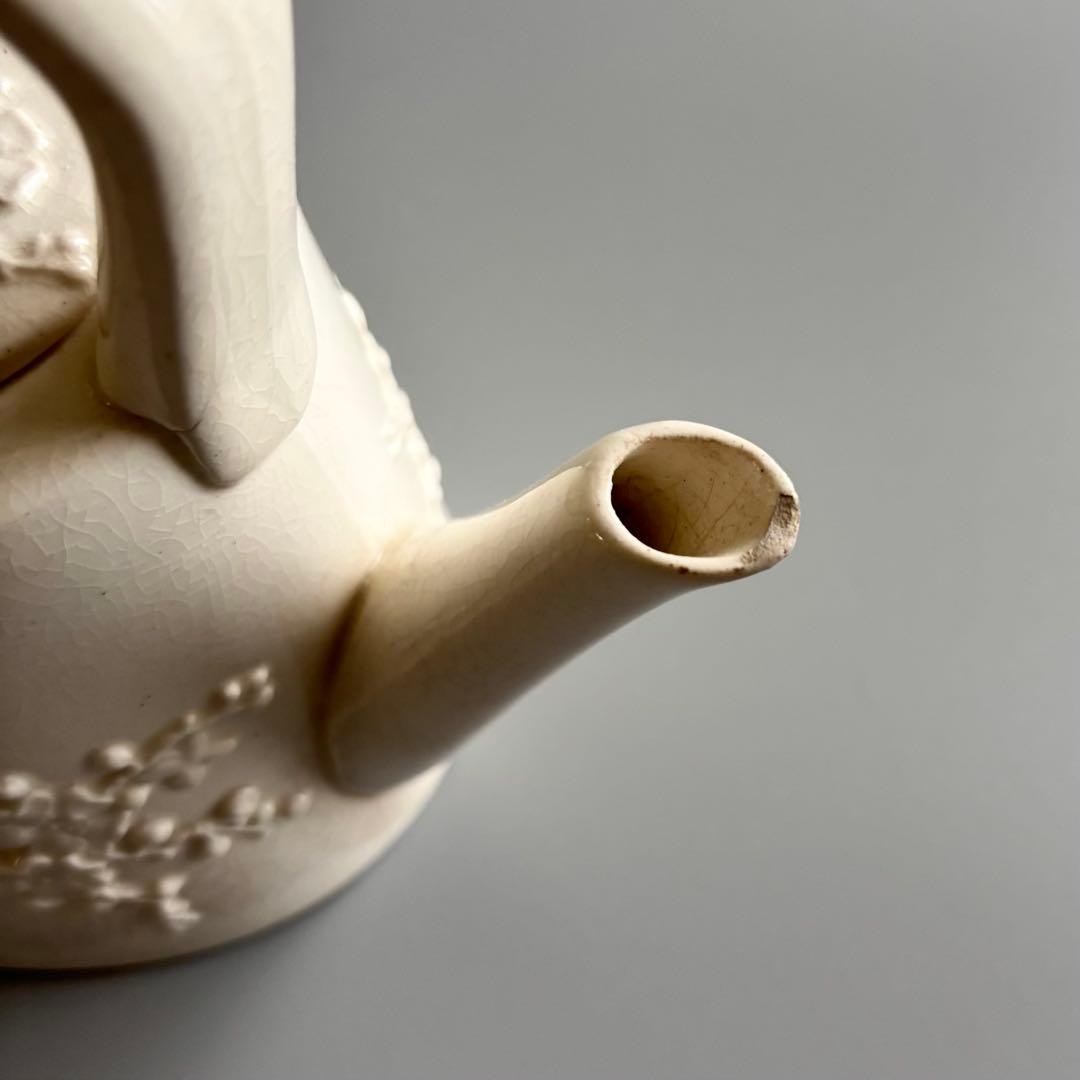 英国アンティーク　1880年代Bristol　　梅の浮彫りポット⚫︎稀少品・美術品