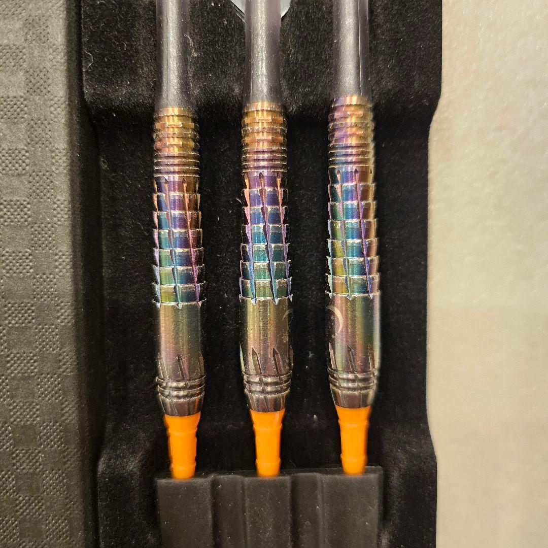 ダーツ Dynasty TRIPLEIGHTcharm3 THORN Rainbow