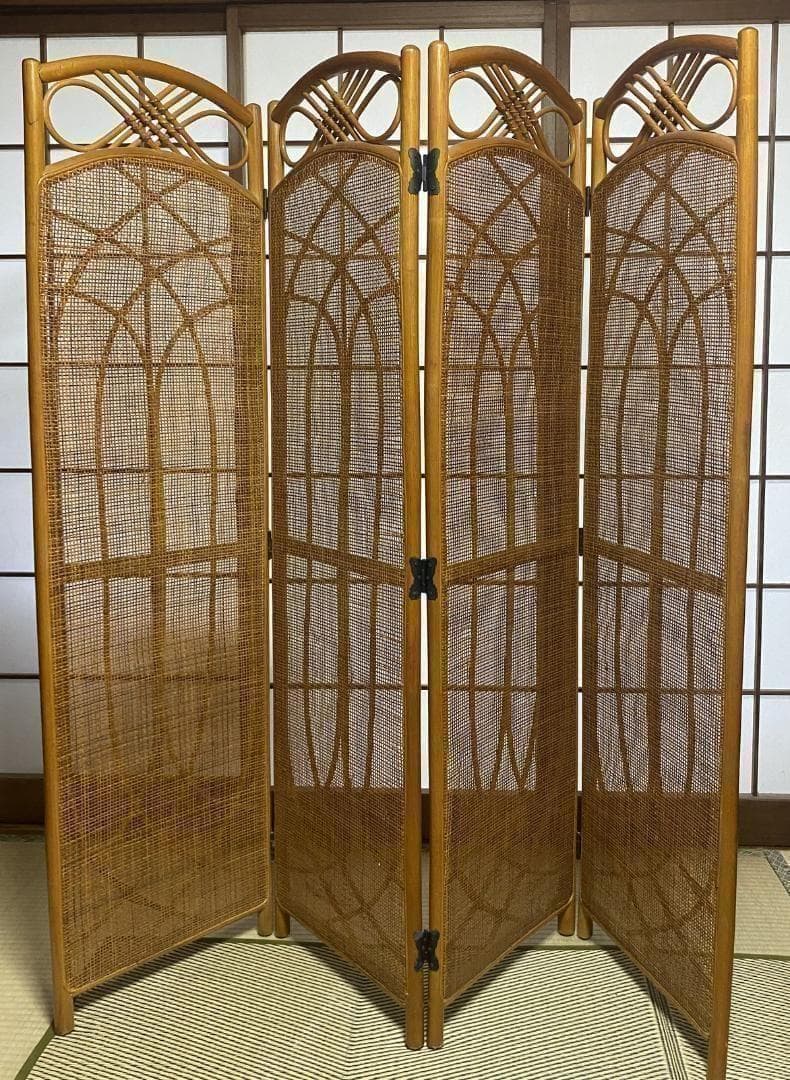 凝ったデザインの高級ラタン4連パーテーション　レトロな雰囲気が逆にモダン