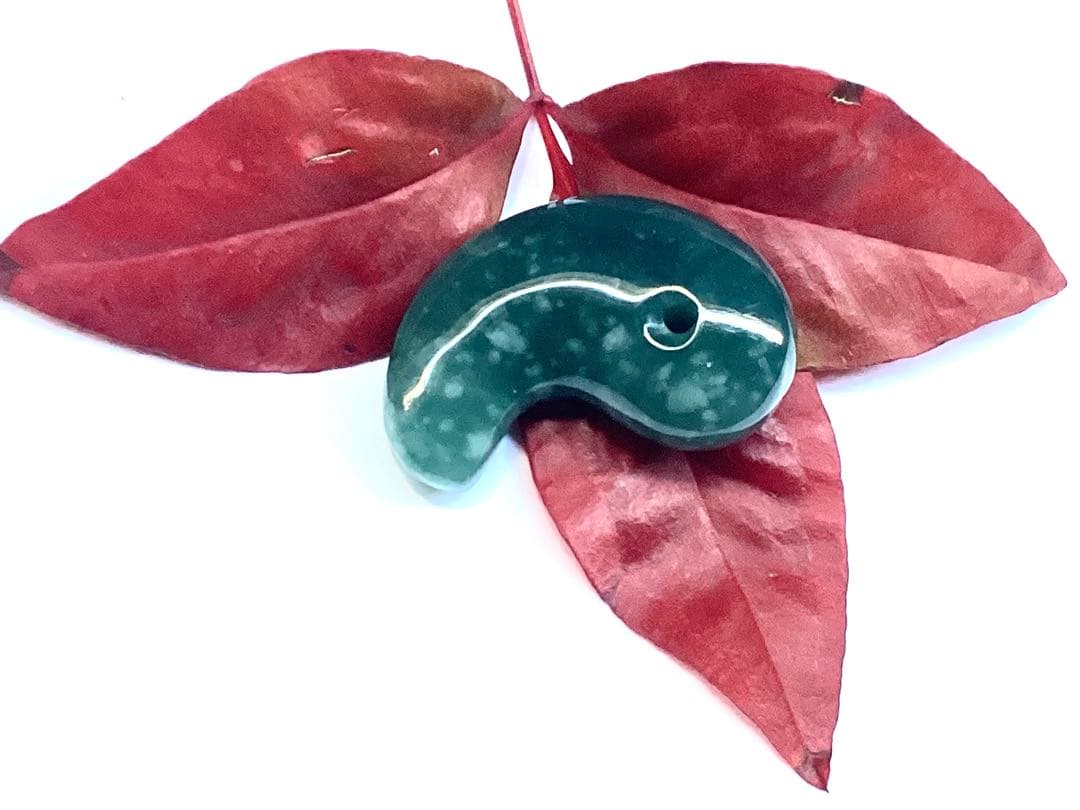 ✳premium 糸魚川翡翠翡翠勾玉　吉兆文様の雪輪　再結晶線入り御守りに‼️