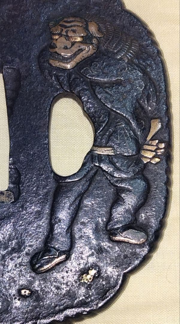 希少　鉄地大鍔　鐔　(羽州庄内之住　正阿弥清成作　獅子舞の図)　鈴木清成　箱付き