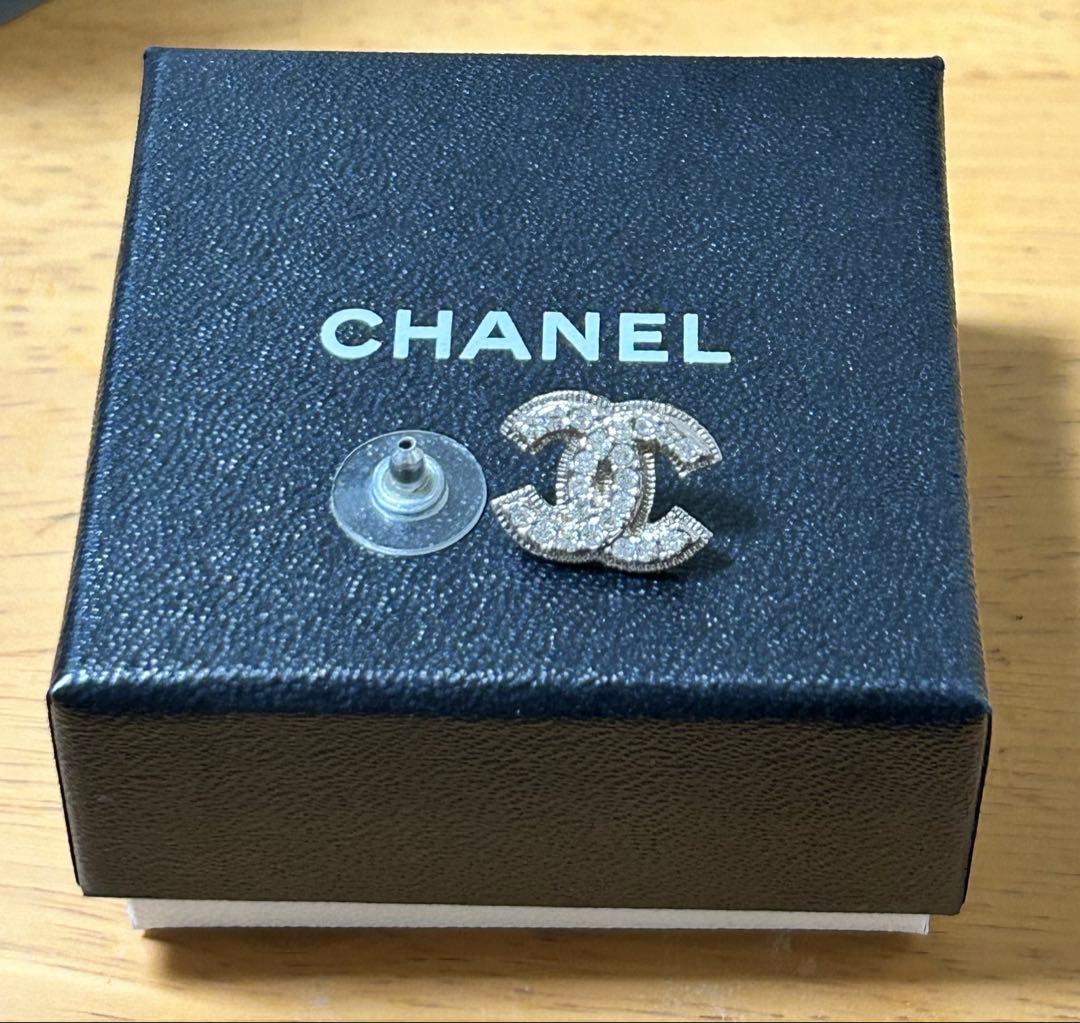 美品　CHANEL ロゴピアス ボックス付き