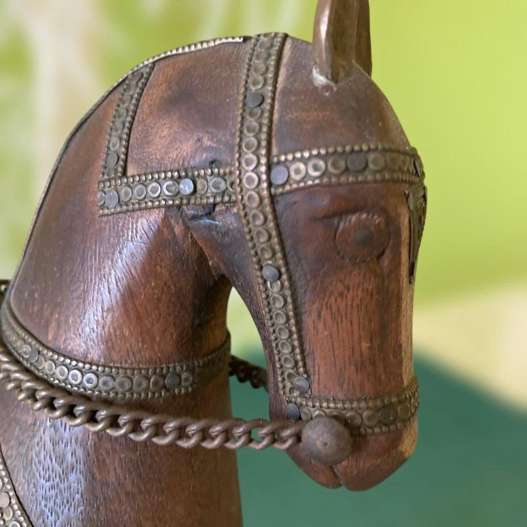 木製馬の彫刻 金属装飾付き