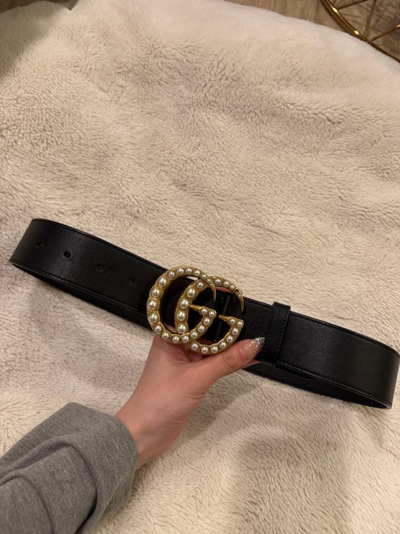 GUCCI ブラックレザーベルト パールバックル
