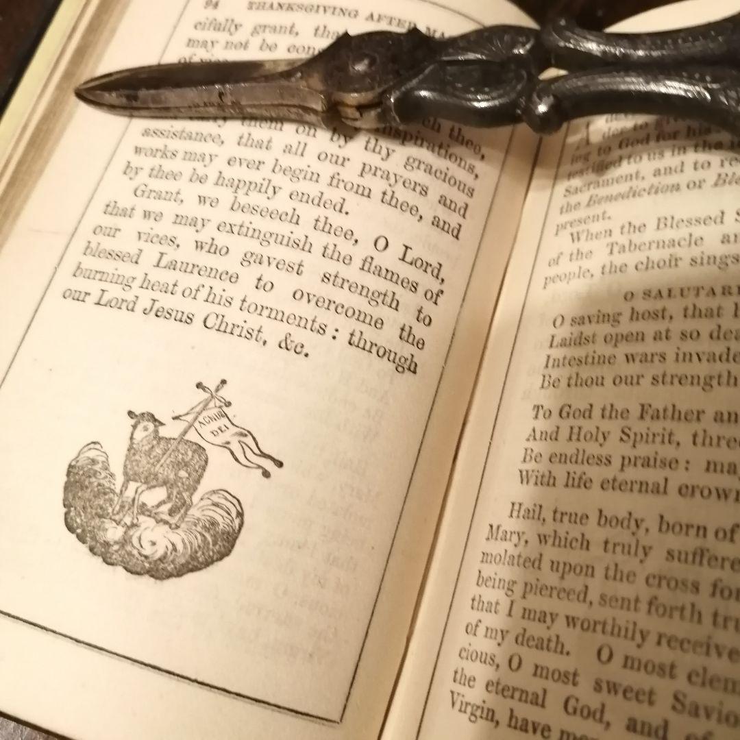 アンティーク 素敵な装丁の小さな祈祷書 ベルベット 十字架☆クロス 聖書☆洋書