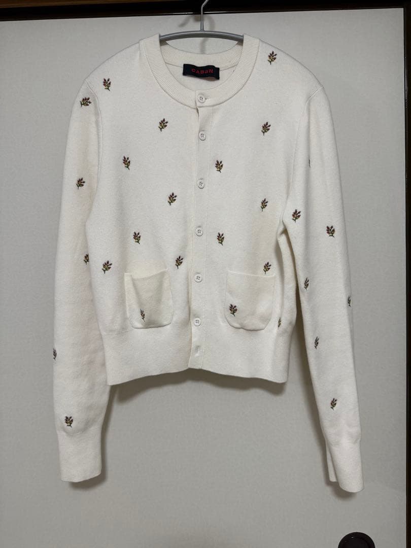 CABaN コットンカシミヤ エンブロイダリークルーネックカーディガン