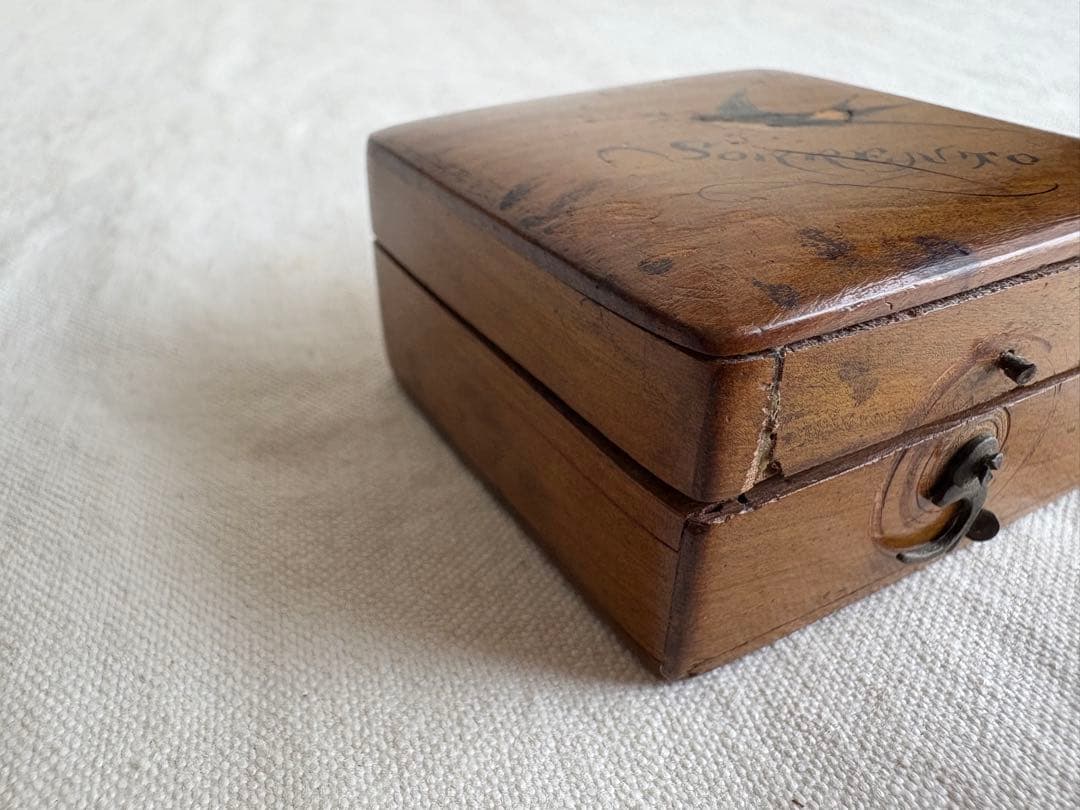 アンティーク　ツバメのモシュリンヌ