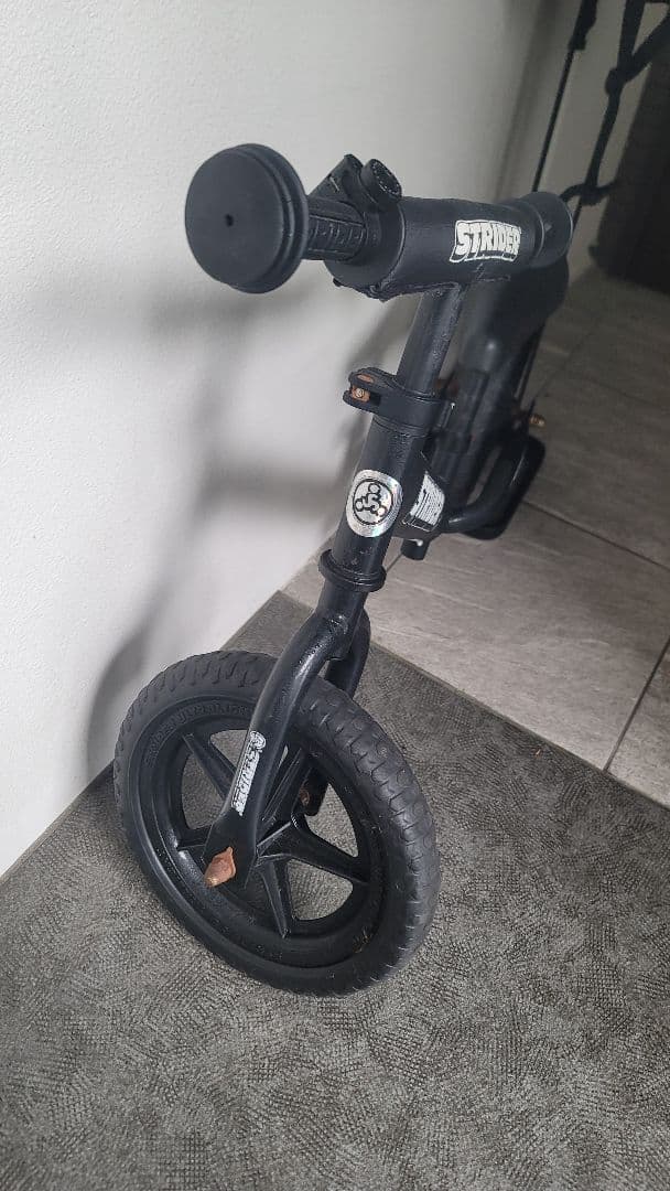 STRIDER バランスバイク　スタンド付き 12 ブラック