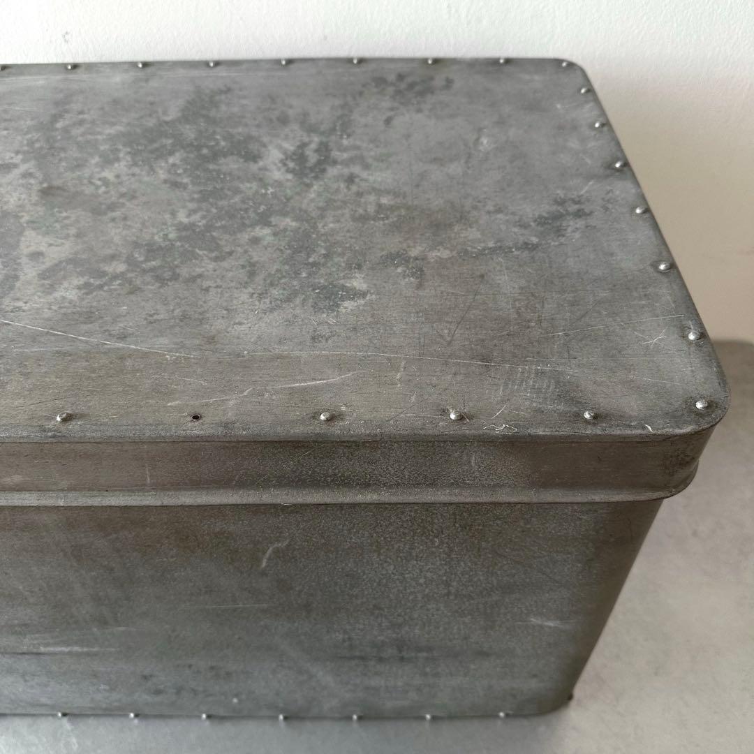 古道具/アルミリベットが美しい大きめコンテナ