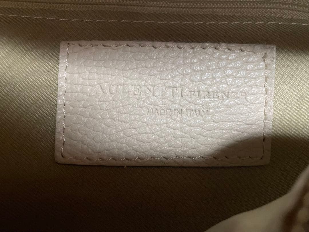 超美品！オウレンティ　レザーボディバッグ　アイボリー