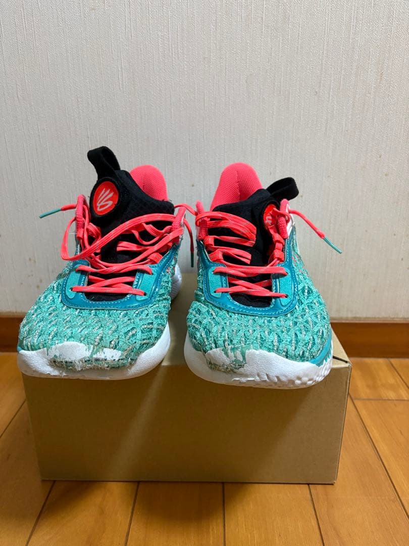 バスケットボールシューズ　カリーフロー9