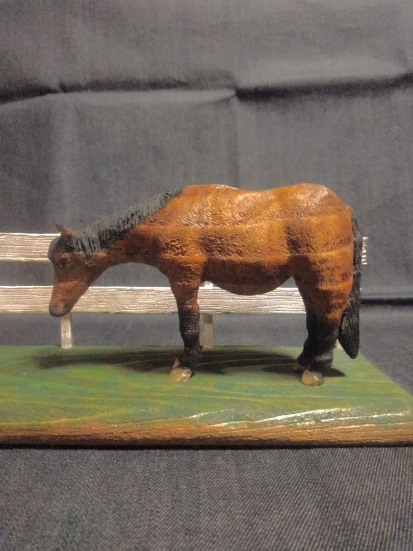 木彫りのコーギー2匹と馬