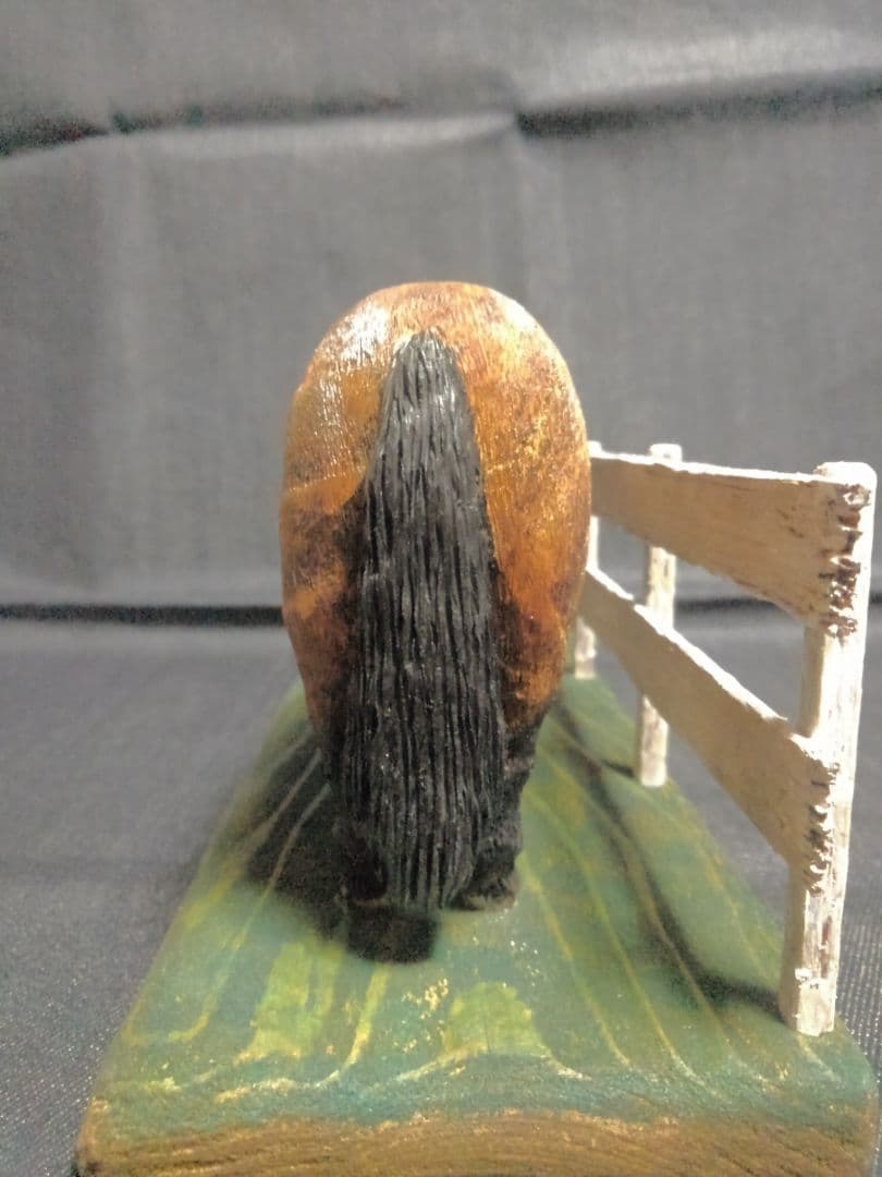 木彫りのコーギー2匹と馬