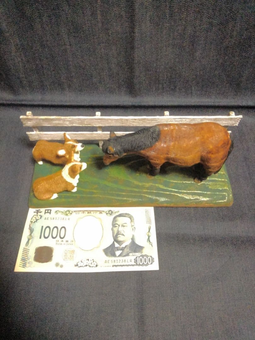 木彫りのコーギー2匹と馬