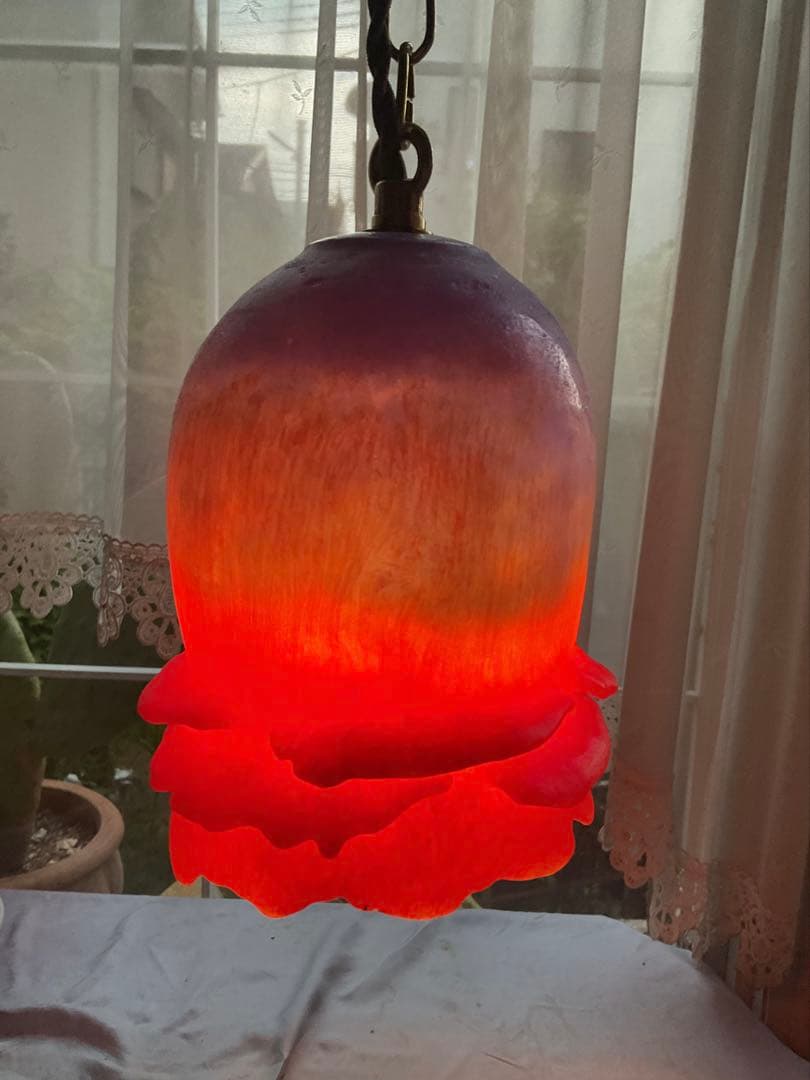 夏の茜空「パート・ド・ヴェールシェード」の花型ランプ