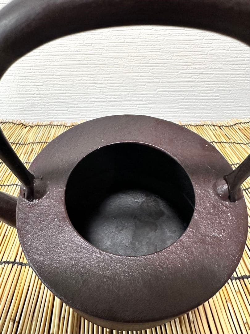 未使用品、供箱等付属品付　水沢鋳物工業協同組合販売　肩衝糸目　１２型　南部鉄瓶