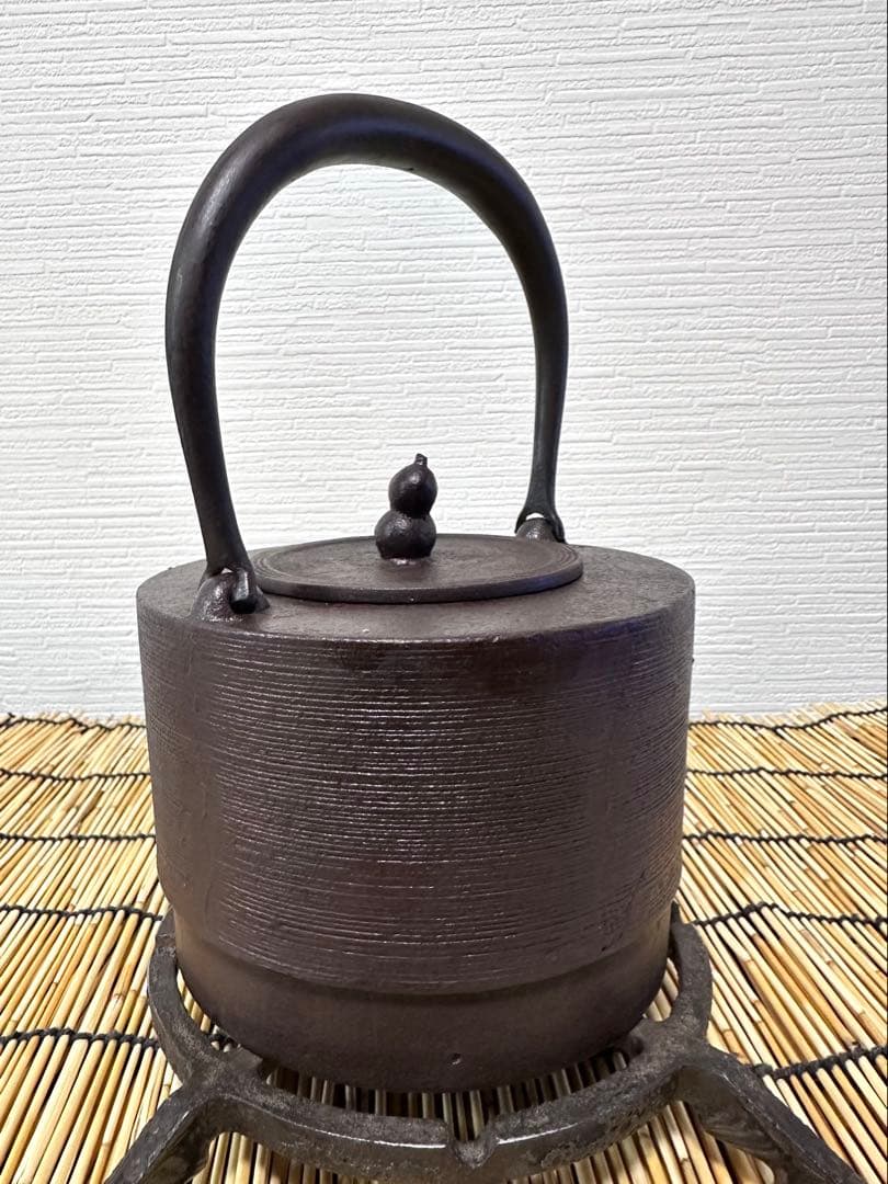 未使用品、供箱等付属品付　水沢鋳物工業協同組合販売　肩衝糸目　１２型　南部鉄瓶