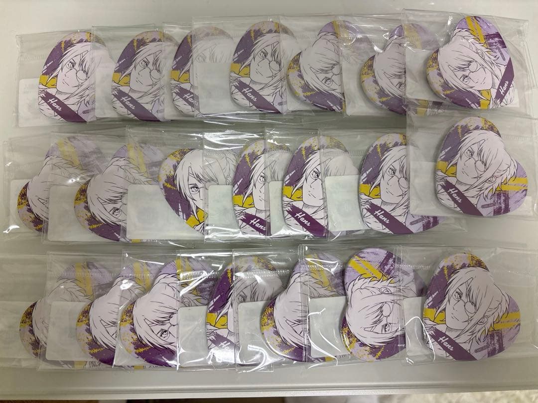 進撃の巨人　ハンジ　ハート型缶バッジ