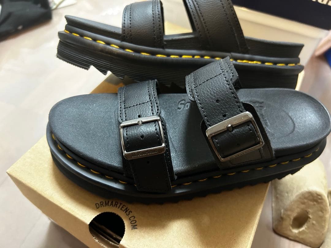 靴 Dr.Martens MYLES BUCKLE SLIDE SANDAL