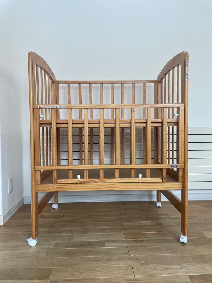 KATOJIミニサイズベビーベッド ハイタイプ モビール付き