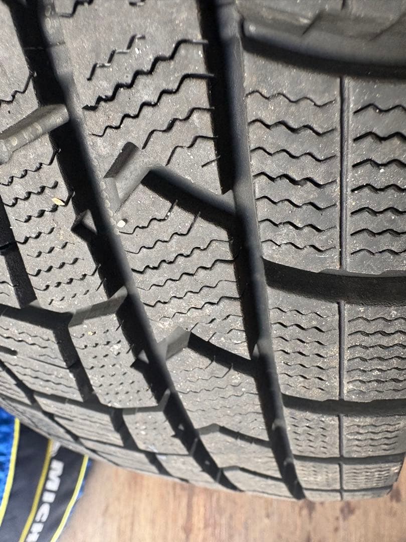 Yです。【送料込み】2021年製15インチアルミ付きスタッドレス 4本