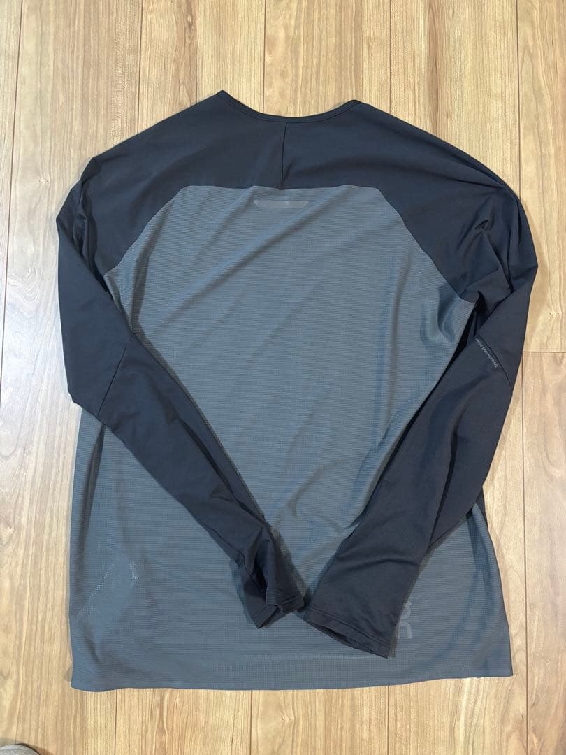 ON 長袖トレーニングシャツ ブラック/グレー