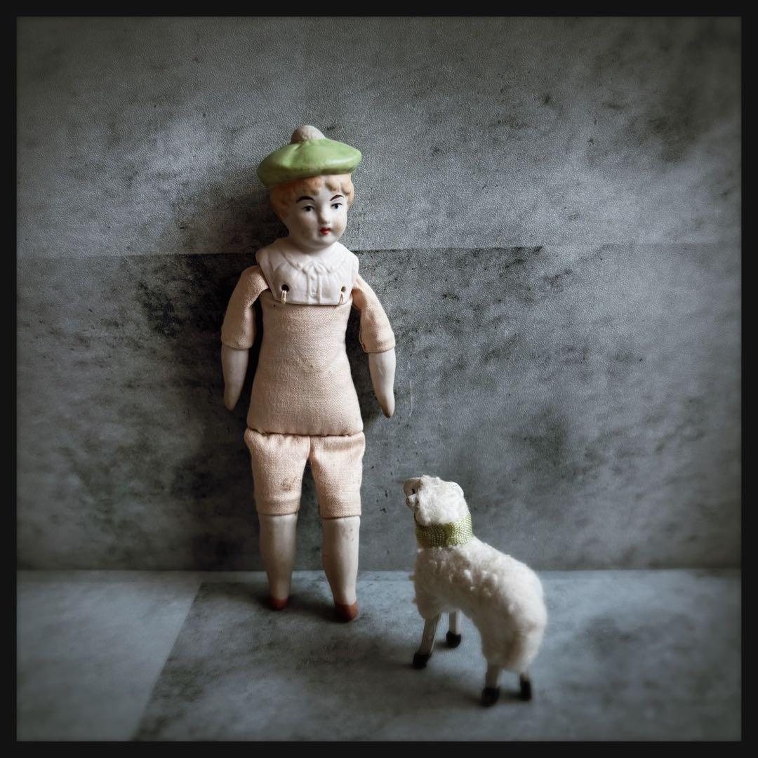 オールドヴィンテージ ベレー帽を被ったビスクドール ドールハウス