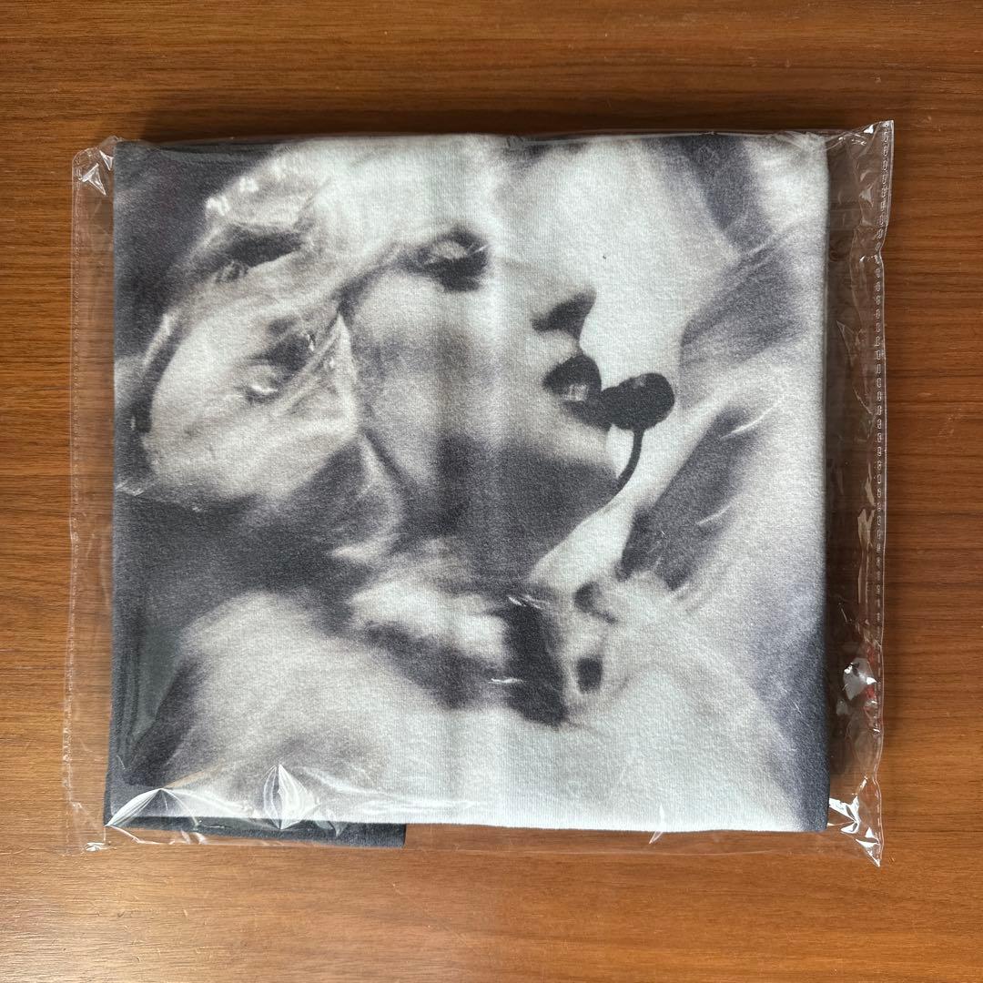 LADY GAGA レディーガガ　MAYHEM VIP GOLD ゴルド　グッズ