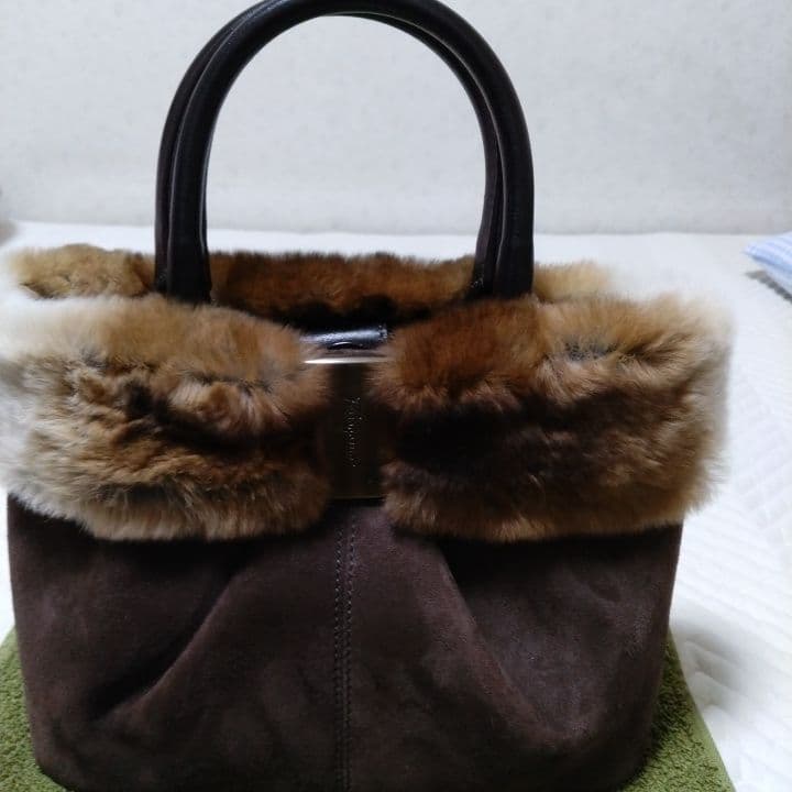 フェラガモ.ファー付きスエードハンドバッグ