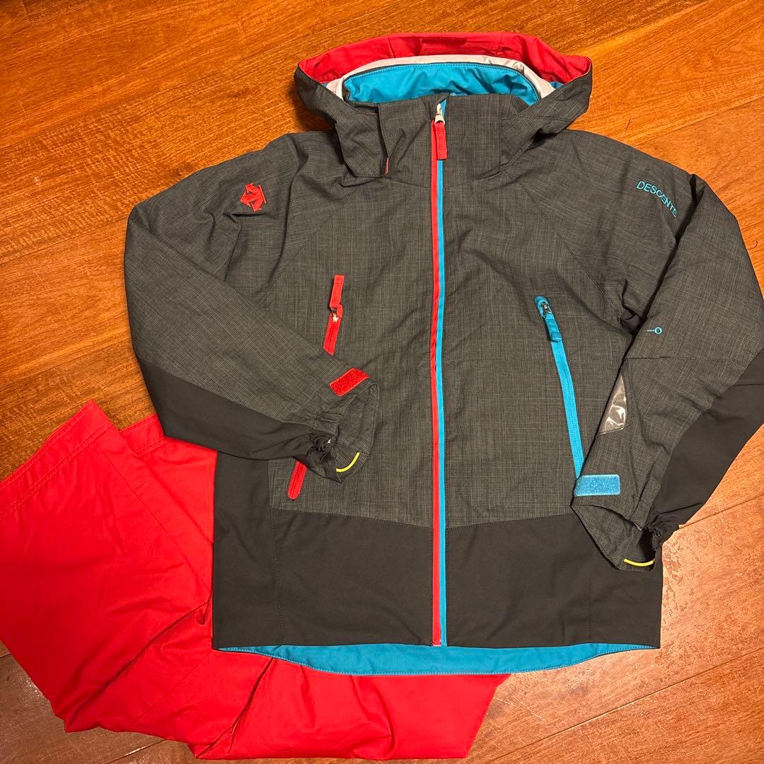 まるで新品☆DESCENTE スキー スノボ ウェア キッズ 150サイズ調整可
