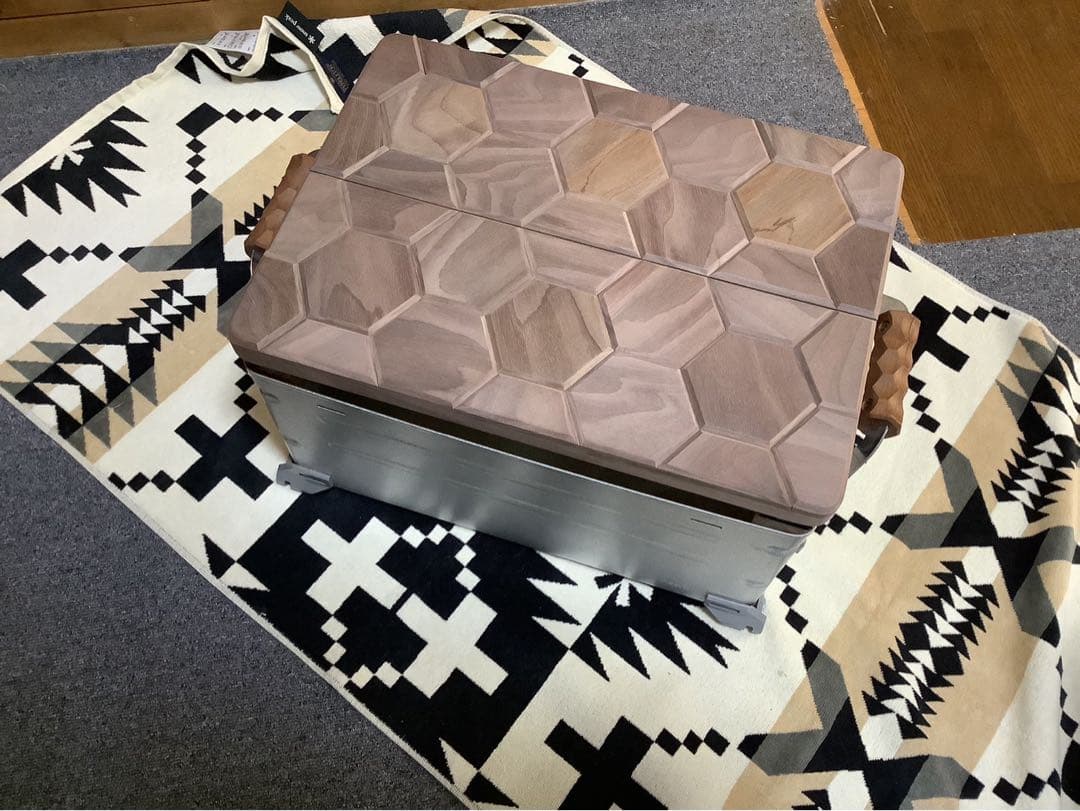 シェルフコンテナ25サイズ スライド開口天板三脚用テーブルヘキサゴン柄オーダー品