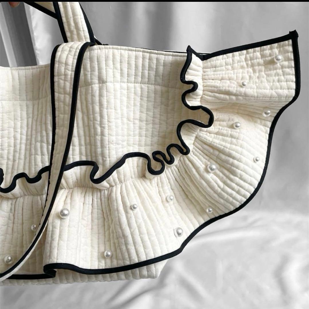 新作♡フリルギャザー　ヌビバッグ　オフホワイト×ブラック　パール　底板マグネット