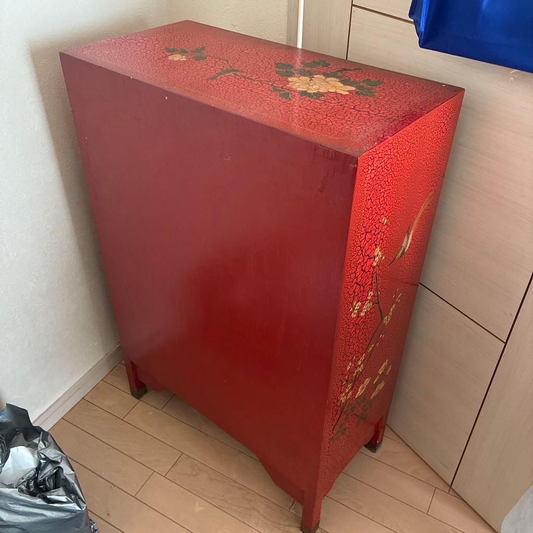 赤い花と鳥の装飾タンス