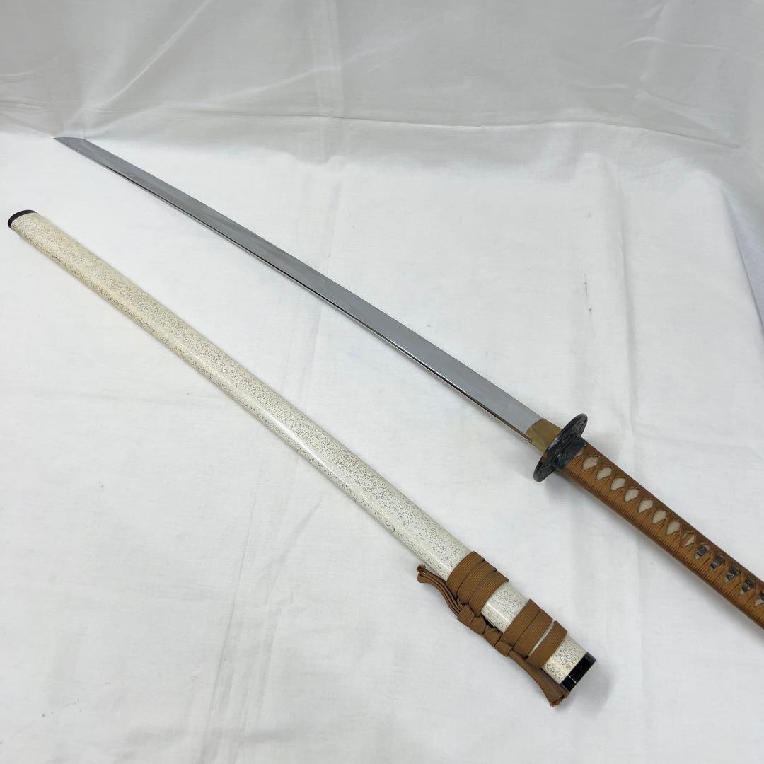 【模造刀】太刀 鉄鍔 風景 魚子地 図 全長99.0センチ 日本刀 白地 金梨地