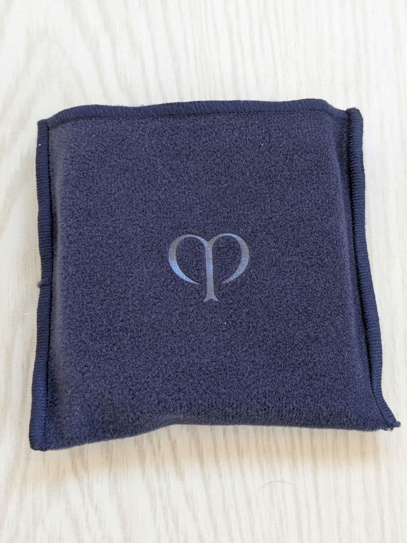 クレ・ド・ポー・ボーテ プードルコンパクトエサンシエルn